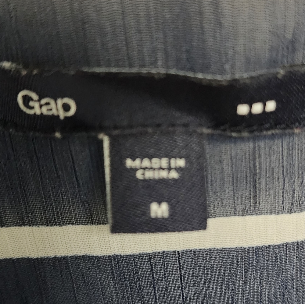 Gap. Shear see though tank top. Buttons kn the fron with a Little ruffle. Size M - Picture 3 of 4